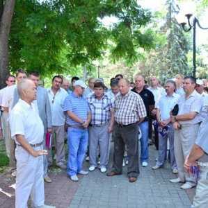 Отставники устроили в Симферополе акцию в поддержку милиции