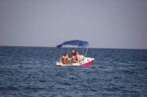 В Алуште спасли унесенных в море на катамаране туристов