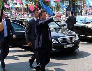 Охрана Януковича потребовала пофамильные списки тыс. зрителей парада в Севастополе