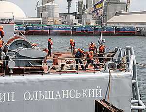 Корабль, поломавшийся на репетиции парада, недавно ремонтировался на заводе Новинского