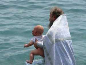 В Ялте массово крестились в море