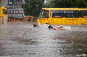 Сильнейший ливень устроил наводнение в Луцке