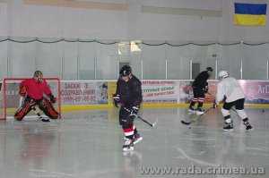 Владимир Константинов призвал крымчан вести здоровый образ жизни и играть в хоккей