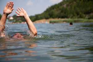 В Крыму двое купальщиков попали в реанимацию