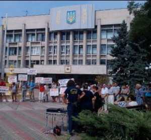 Под стенами городского совета Керчи устроили митинг в поддержку журналистов