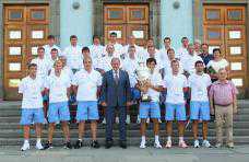 В Симферополе чествовали победивших в Турине ветеранов футбола