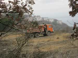 Застройщики продолжают ссыпать строительный мусор в окрестностях Ялты