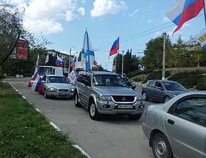 В Севастополе прошёл автопробег в честь дня флага России