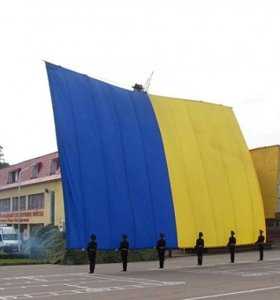 Созданный в Евпатории гигантский флаг Украины подняли во Львове