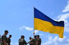 Военные подняли государственный флаг на горе Замана