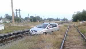 Иномарка застряла на железнодорожных путях в Крыму