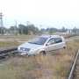 На закрытом переезде через железную дорогу в Крыму застряла машина