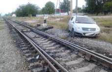 В Крыму машина застряла на железнодорожном переезде