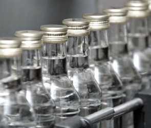 На крымском заводе выявили более 100 тонн незаконного алкоголя