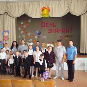 В День знаний сакские милиционеры вручили подарки первоклассникам Чеботарской школы-интерната