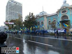 Партия регионов согнала на пикет в поддержку ЕС в Киеве студентов, старух и алкашей