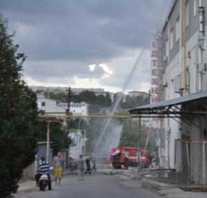 В Севастополе потушили горящий торговый центр