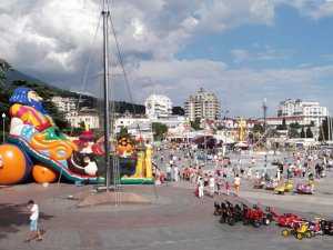 Перед Yalta Rally Fest 2013 набережную города не спешат освобождать от аттракционов