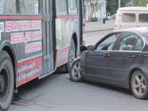 В Севастополе БМВ взял на таран троллейбус, троллейбус отделался легким испугом