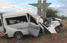 При столкновении автомобиля с бетонной опорой в Крыму погибли два человека