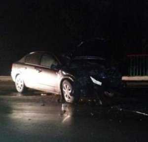 В Ночное Время в Евпатории молодая компания на машине врезалась в столб