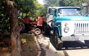 Трактор и грузовик не поделили дорогу в Судаке