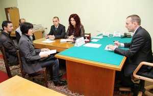 Глава парламентской комиссии Константин Бахарев провел приём граждан и «горячую телефонную линию»