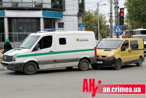 В центре Симферополя Renault врезался в инкассаторское авто