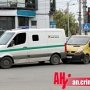 В центре Симферополя Renault врезался в инкассаторское авто