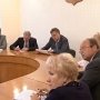 Депутаты городского совета Симферополя обсуждают вступившую в свои права осень