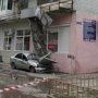 В Донецке на иномарку рухнул балкон