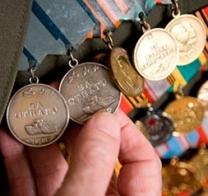 Таможенники задержали в аэропорту Симферополя девять орденов и медалей