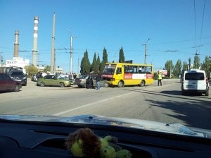 В Севастополе легковушка протаранила автобус