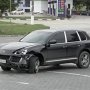 По Севастополю носится «черный призрак» Porsche Cayenne и бьет машины