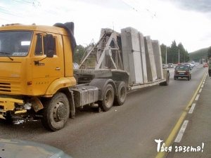 Под Алуштой легковушка, уворачиваясь от летящих листов ДСП, попала под КАМАЗ