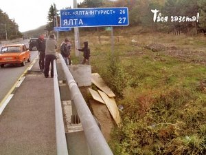 Под Алуштой легковушка, уворачиваясь от летящих листов ДСП, попала под КАМАЗ