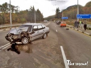 Под Алуштой легковушка, уворачиваясь от летящих листов ДСП, попала под КАМАЗ