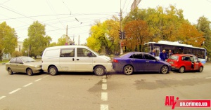 В центре Симферополя столкнулись четыре авто