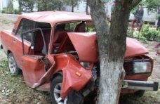 В Симферопольском районе ВАЗ врезался в дерево, погибли трое