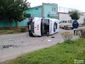 В Евпатории перевернулась «скорая» с врачами