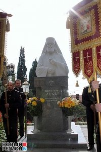 В Алупке освятили памятник святителю Луке