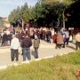 Радикально настроенные митингующие в крымском селе и слышать не желают милицию