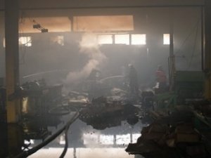 Почти тонна картона сгорела в крымском цеху