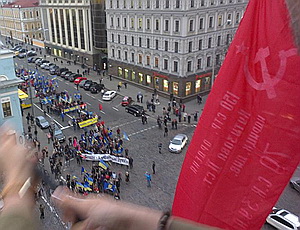 Активисты, развернувшие флаг Победы, во время шествия УПА, благополучно освобождены