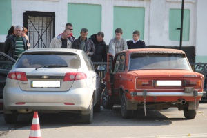 В центре Керчи произошло странное ДТП