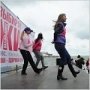 На Приморском бульваре девушки станцевали против рака груди