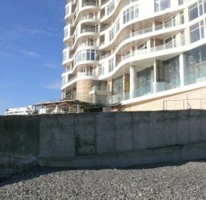 Власти Ялты пообещали добиться сноса бетонного забора на пляже