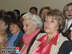 По случаю визита Азарова руководство Севастополя сбежало с работы на партийный банкет