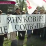 В Столице Крыма у стен казначейства люди требуют обещанных государством выплат