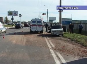 Водитель Жигулей не справился с управлением и въехал в остановку общественного транспорта